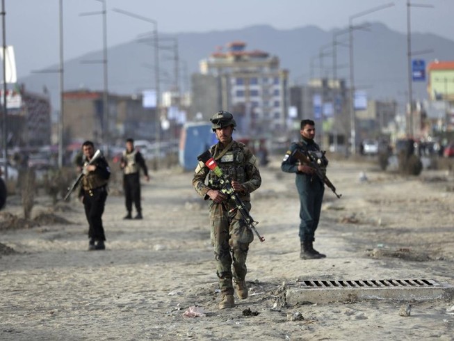 Lực lượng an ninh Afghanistan tại hiện trường một vụ đánh bom ở thủ đô Kabul ngày 26-2. Ảnh: AP