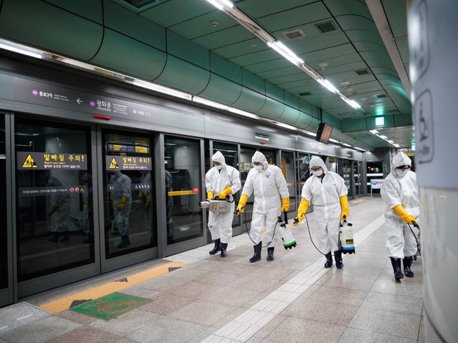 Nhân viên y tế khử trùng một ga tàu điện ở Seoul ngày 27-2. Ảnh: AFP