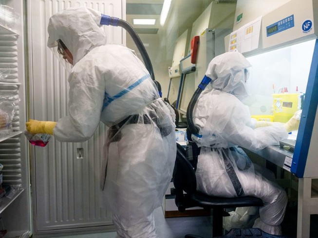 Chuyên gia y tế ở Viện Pasteur (Pháp) tham gia điều chế vaccine ngừa COVID-19 (Ảnh chụp ngày 20-1). Ảnh: AFP