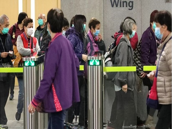 Chuyên gia nói rằng dịch COVID-19 vẫn có thể quay trở lại và giữ khoảng cách an toàn là cách ngăn ngừa dịch bệnh. Ảnh: SOUTH CHINA MORNING POST