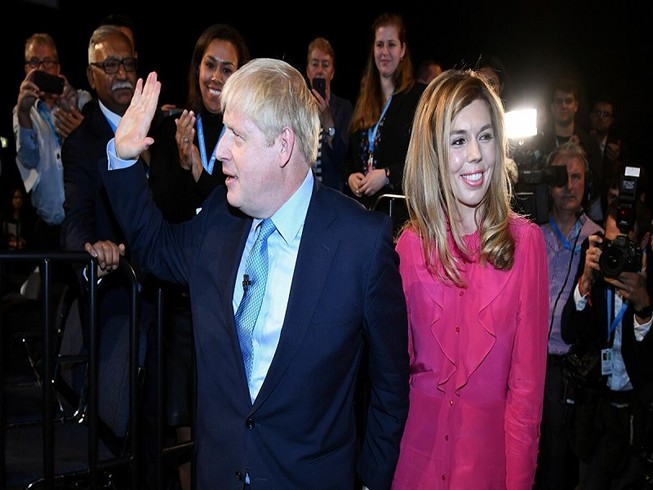 Thủ tướng Anh Boris Johnson và người bạn gái của ông, cô Carrie Symonds. Ảnh: AFP