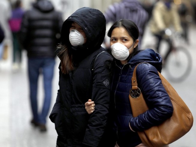 Người dân TP New York mang khẩu trang khi đi bộ (Ảnh chụp ngày 27-2). Ảnh: CNN