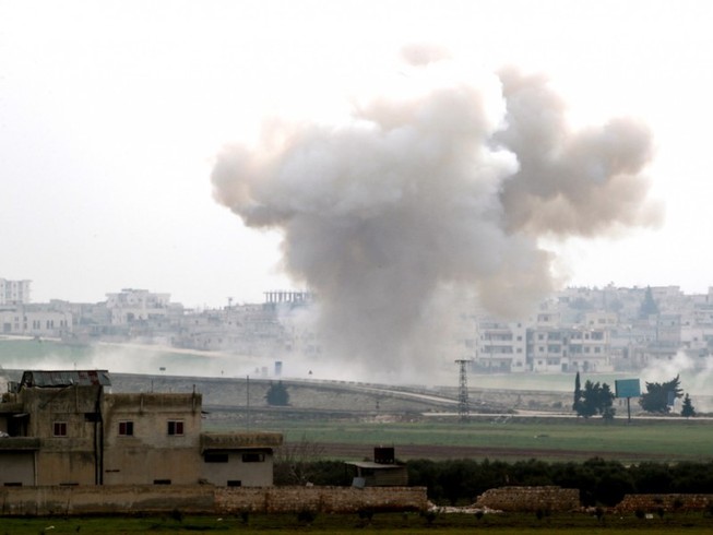 Một khu vực bị Thổ Nhĩ Kỳ không kích ở TP Saraqeb, tỉnh Idlib (Syria) ngày 28-2. Ảnh: AP