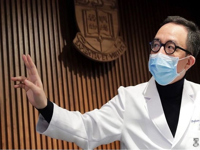 Giáo sư Gabriel Leung từ Đại học Hong Kong nói rằng COVID-19 hiện nay có thể gọi là đại dịch toàn cầu. Ảnh: SOUTH CHINA MORNING POST