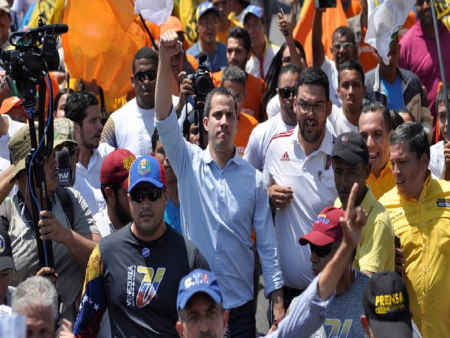Lãnh đạo phe đối lập Juan Guaido và những người ủng hộ mình tại TP Barquisimeto hôm 29-2. Ảnh: REUTERS