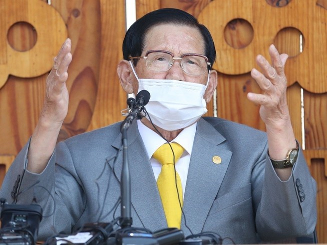 Giáo chủ Lee Man-hee của giáo phái Tân Thiên Địa từ chối cho nhân viên y tế Hàn Quốc xét nghiệm COVID-19. Ảnh: THE KOREA HERALD