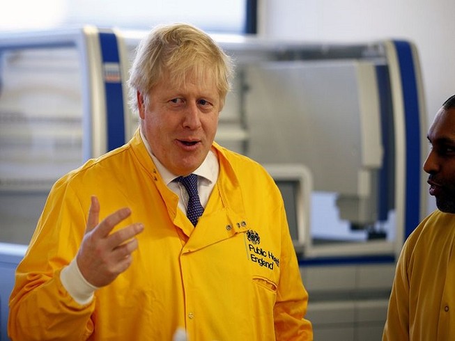 Thủ tướng Boris Johnson kêu gọi mọi biện pháp ngăn ngừa lây lan dịch COVID-19. Ảnh: REUTERS