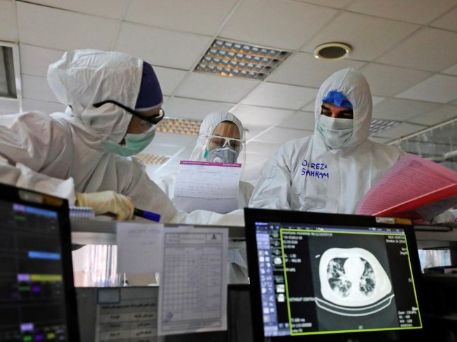 Bác sĩ trong một phòng cách ly bệnh nhân COVID-19 ở Tehran ngày 1-3. Ảnh: AFP