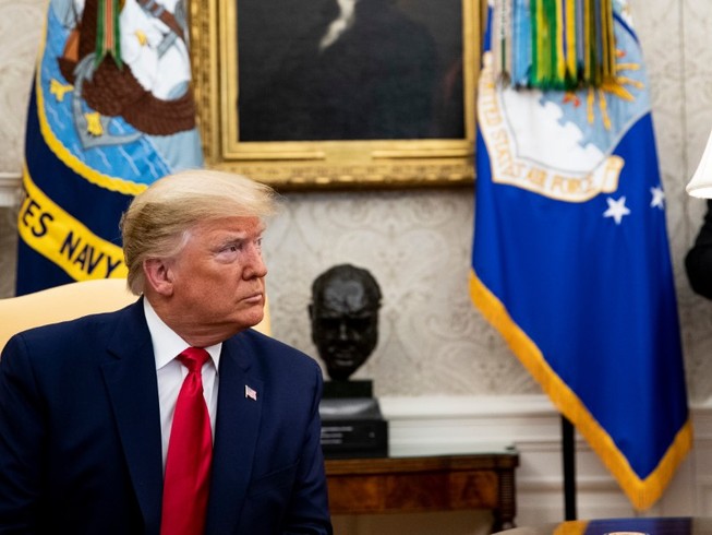 Tổng thống Donald Trump nghe báo cáo về tình hình dịch COVID-19 từ các cố vấn Nhà Trắng (Ảnh chụp ngày 2-3). Ảnh: THE NEW YORK TIMES