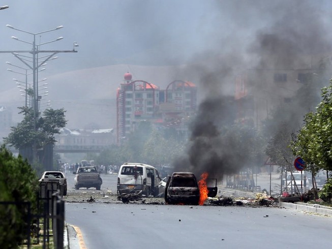 Hiện trường một vụ tấn công do Taliban thực hiện ở thủ đô Kabul (Afghanistan) hồi năm 2015. Ảnh: AP