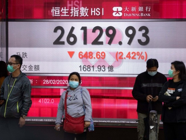 Một bảng điện tử hiển thị giao dịch của chỉ số Hang Seng của thị trường Hong Kong. Ảnh: AFP