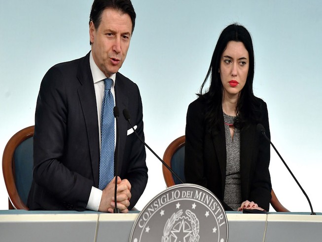 Thủ tướng Ý Giuseppe Conte và Bộ trưởng Giáo dục Công cộng Lucia Azzolina phát biểu trong cuộc họp báo tại Rome ngày 4-3. Ảnh: AFP