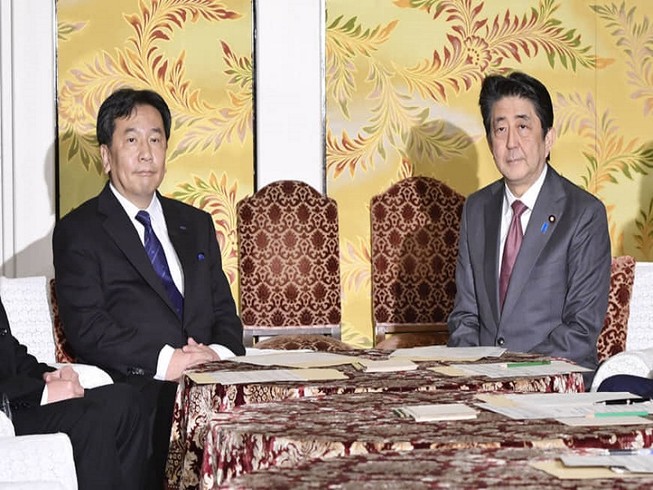 Thủ tướng Nhật Shinzo Abe (phải) gặp lãnh đạo đảng Dân chủ lập hiến (CDP) Yukio Edano ngày 4-3. Ảnh: THE JAPAN TIMES