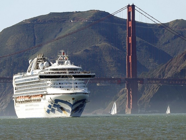 Tàu Grand Princess đi ngang qua Cầu Cổng Vàng tại bang California (Mỹ) trong hành trình đi đến Hawaii. Ảnh: AP