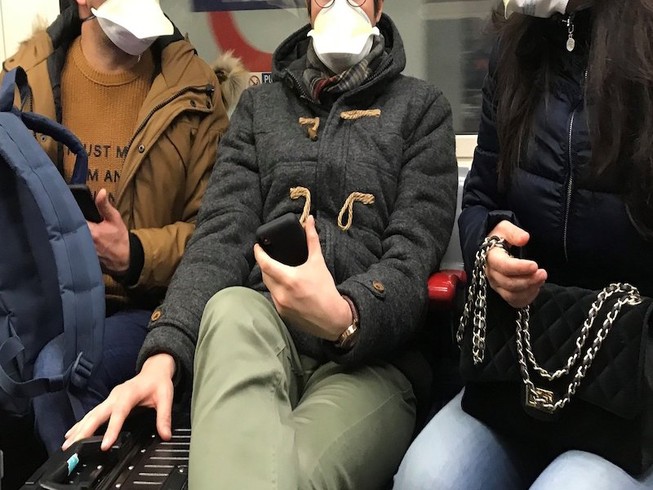 Người dân đi tàu điện ngầm tại thành phố London đeo khẩu trang để phòng ngừa COVID-19. Ảnh: RTE