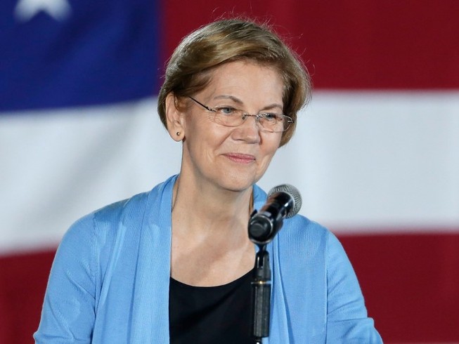 Ứng viên Elizabeth Warren phát biểu trong buổi vận động tranh cử ở bang Michigan ngày 3-3. Ảnh: CNN