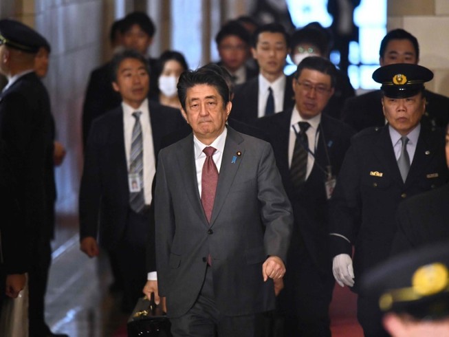 Thủ tướng Nhật Bản Shinzo Abe chuẩn bị tiến vào khu vực họp báo ngày 5-3. Ảnh: AFP