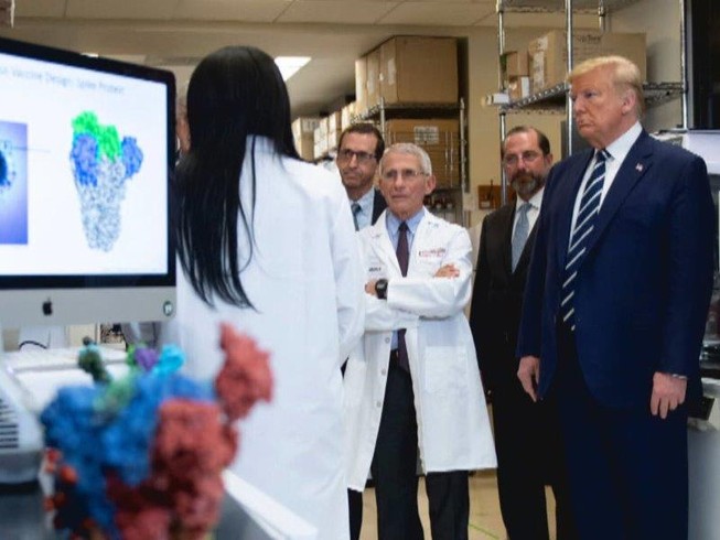 Tổng thống Donald Trump (phải) thăm trụ sở Trung tâm Kiểm soát và Phòng ngừa dịch bệnh Mỹ ngày 6-3. Ảnh: ABC