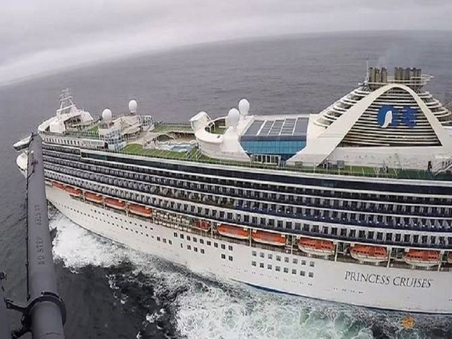 Hình ảnh chup từ trực thăng về tàu du lịch Grand Princess ngoài khơi bờ biển California ngày 5-3. Ảnh: REUTERS