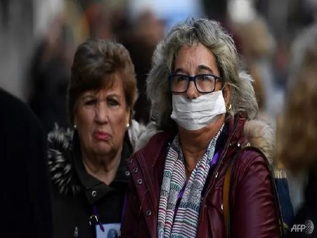 Chỉ một người phụ nữ mang khẩu trang khi đi lễ nhà thờ ở thủ đô Madrid hôm 6-3. Ảnh: AFP