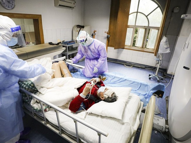 Trung Quốc thông báo đã chữa khỏi cho một cụ ông 100 tuổi nhiễm COVID-19. Ảnh; AFP