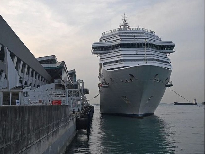 Tàu du lịch Costa Fortuna phải neo ở Singapore sau khi bị hai nước từ chối cho cập cảng. Ảnh: SOUTH CHINA MORNING POST