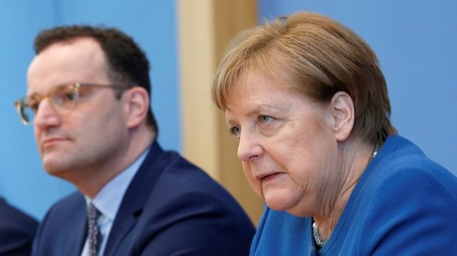 Thủ tướng Đức Angela Merkel và Bộ trưởng Y tế nước này, ông Jens Spahn. Ảnh: REUTERS