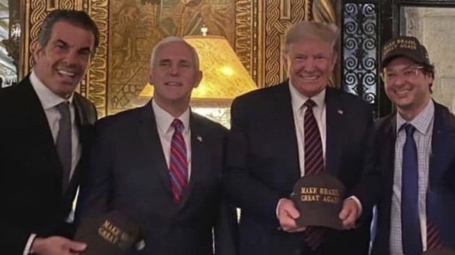 Ông Fabio Wajngarten (phải) trong tấm ảnh chụp chung với Tổng thống Mỹ Donald Trump và Phó Tổng thống Mike Pence. Ảnh: CNBC