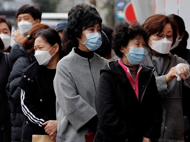 CDC (Mỹ) khuyến cáo người dân chỉ nên đeo khẩu trang khi bị ốm và khi tiếp xúc với người ốm. Ảnh: REUTERS