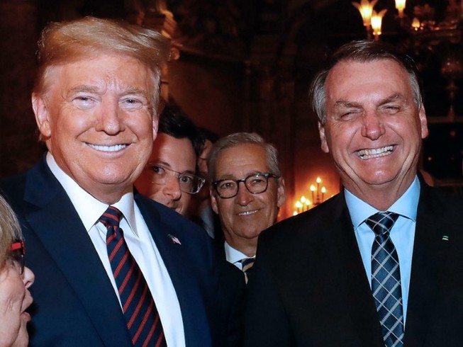 Tổng thống Mỹ Donald Trump (trái) chụp hình chung với người đồng cấp Brazil Jair Bolsonaro hôm 7-3. Ảnh: AFP