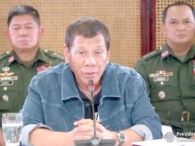 Tổng thống Philippine Rodrigo Duterte (giữa) tuyên bố sẽ áp đặt lệnh phong tỏa thủ đô Manila chống COVID-19. Ảnh: RAPPLER