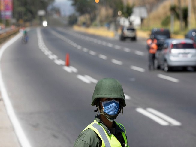 Một người lính Venezuela chốt chặn tại một cao tốc ở thủ đô Caracas, Venezuela ngày 16-3. Ảnh: AP