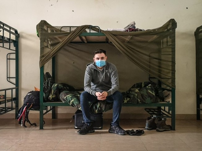 Du khách Anh Gavin Wheeldon trong khu cách ly ở Sơn Tây. Ảnh: SOUTHEAST ASIA GLOBLE