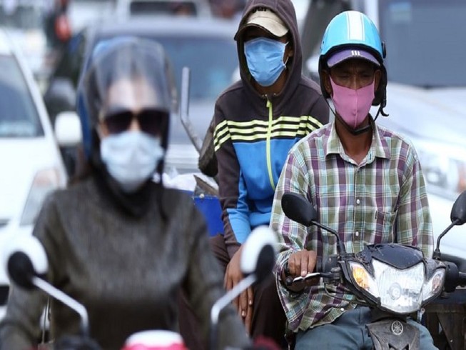 Người dân Campuchia phải đeo khẩu trang khi ra đường trong khi nước này ghi nhận 37 ca nhiễm COVID-19. Ảnh: THE PHNOM PENH POST
