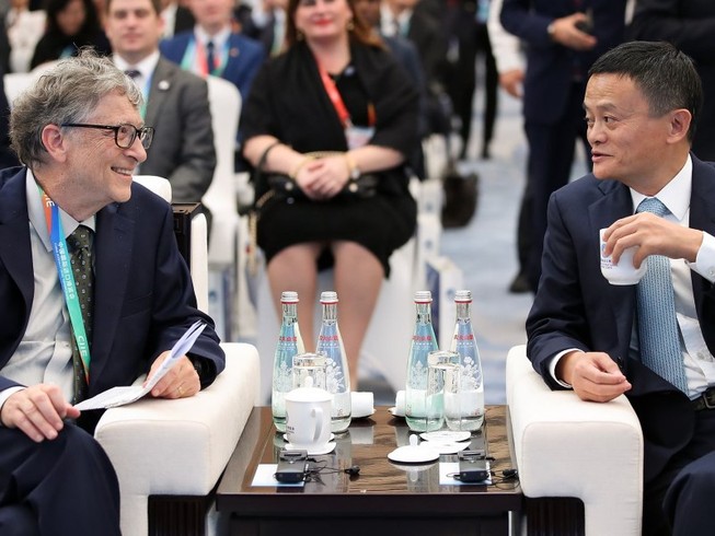 Tỉ phú Bill Gates (trái) và Tỉ phú Trung Quốc Jack Ma (phải) gặp nhau ở Bắc Kinh hồi tháng 11-2018. Ảnh: AP