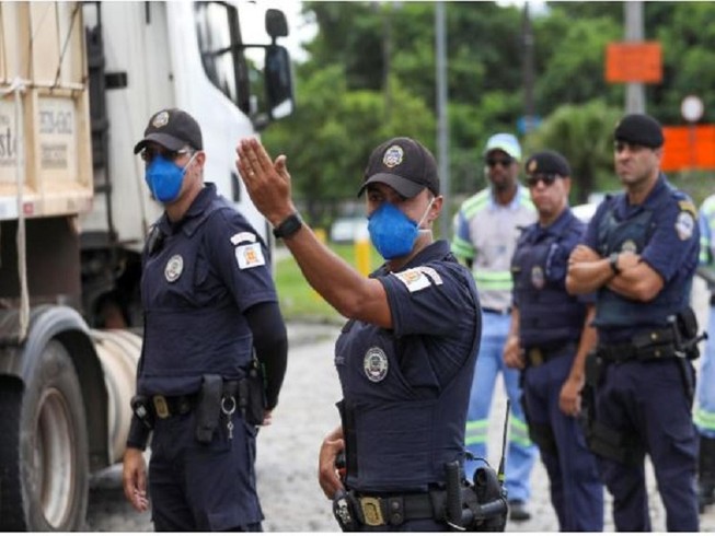 Cảnh sát phong tỏa đường vào TP Santos, bang Sao Paulo ngày 22-3 trong chiến dịch ngăn chặn COVID-19. Ảnh: REUTERS