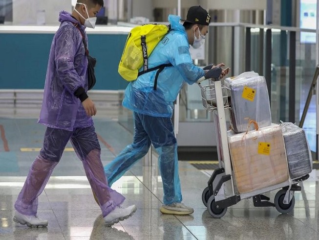 Người dân Hong Kong trở về nhà giữa bối cảnh đại dịch COVID-19 bùng phát trên toàn thế giới. Ảnh: SOUTH CHINA MORNING POST
