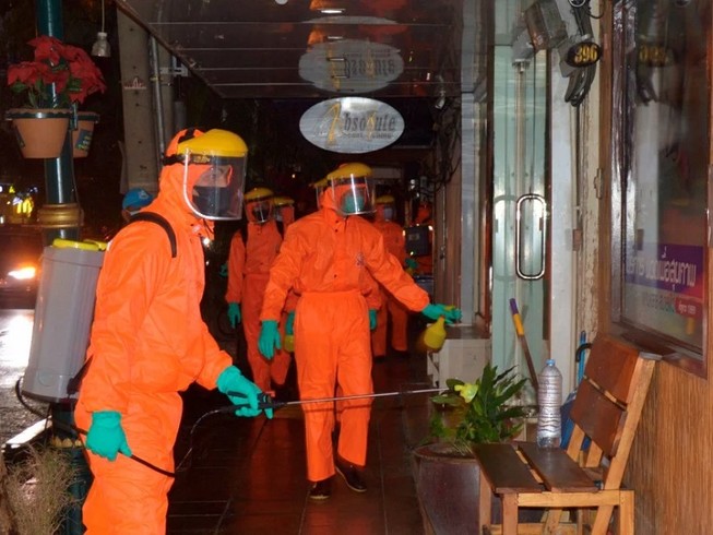 Các nhân viên y tế Bangkok khử trùng một khu phố để ngăn chặn dịch COVID-19 lây lan. Ảnh: BERNAMA