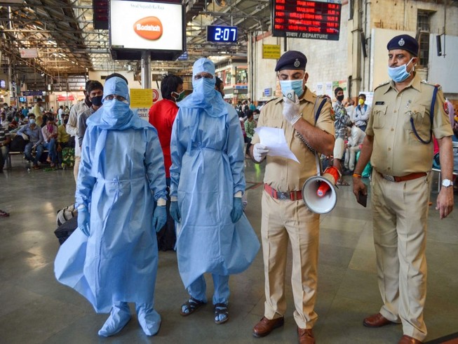 Chốt kiểm tra y tế tại một ga tàu ở TP Mumbai, Ấn Độ ngày 17-3. Ảnh: AFP