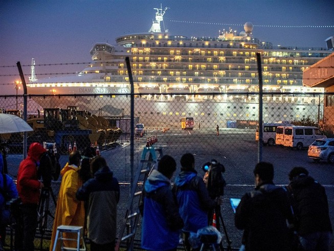 Tàu du lịch Diamond Princess tại bến cảng Daikoku ở TP Yokohama từ ngày 16-2. Ảnh: REUTERS