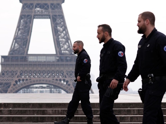 Cảnh sát Pháp tuần tra tại quảng trường Tocadero gần tháp Eiffel trong thời gian nước này phong toả (Ảnh chụp ngày 17-3). Ảnh: REUTERS