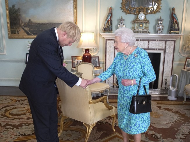 Nữ hoàng Elizabeth chào đón ông Johnson tới Điện Buckingham hồi tháng 7-2019. Ảnh: BBC