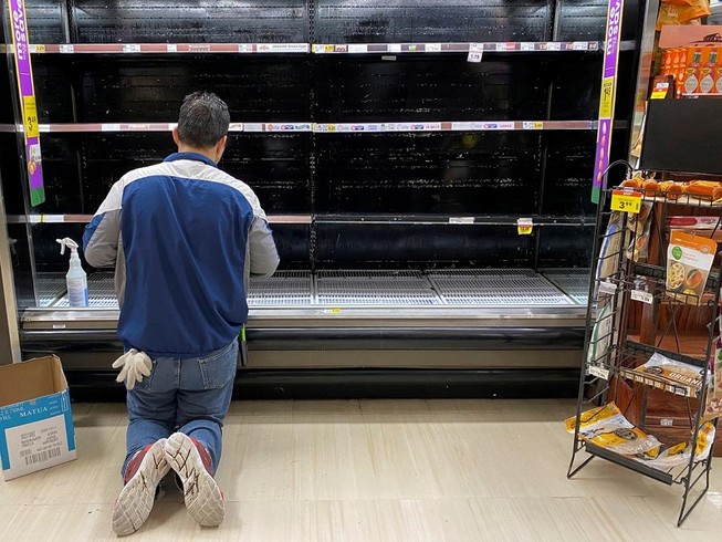 Gian hàng trứng ở một siêu thị Mỹ trống trơn. Ảnh: REUTERS