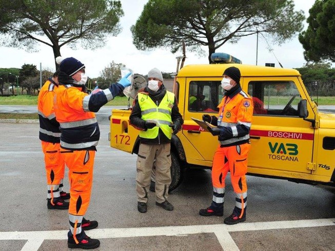 Nhân viên tình nguyện đi phát khẩu trang miễn phí ngừa COVID-19 ở TP Grosseto, vùng Tuscany (Ý). Ảnh: REUTERS