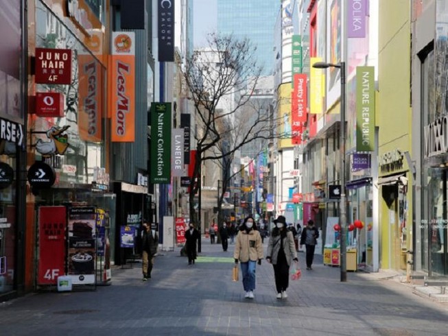 Một con phố ở thủ đô Seoul thưa thớt người qua lại trong mùa dịch COVID-19. Ảnh: REUTERS
