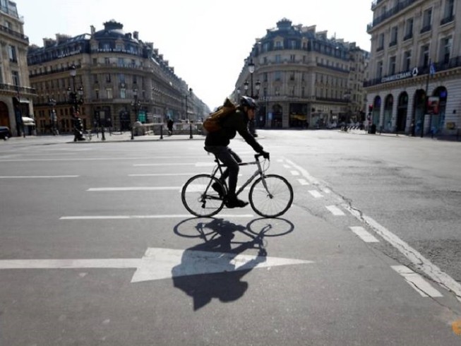 Đường phố Paris hoang vắng trong thời gian Pháp bị phong tỏa vì COVID-19. Ảnh: REUTERS