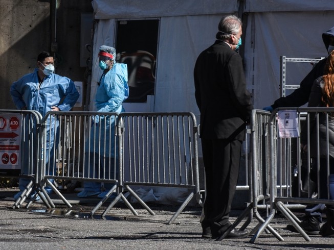 Nhân viên y tế tại một khu cách ly ở TP New York, Mỹ ngày 26-3. Ảnh: REUTERS