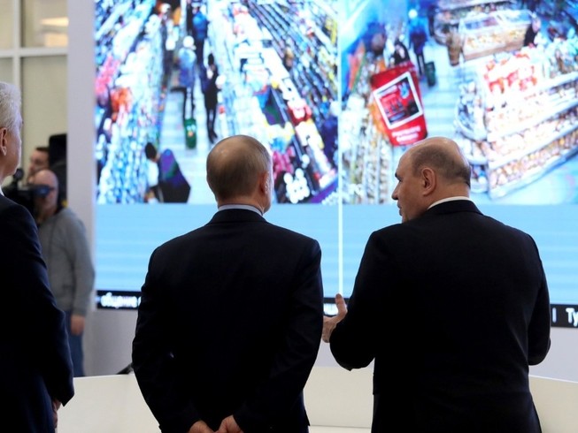 Tổng thống Vladimir Putin (giữa) nghe báo cáo về tình hình dịch COVID-19 ở Nga ngày 21-3. Ảnh: AP