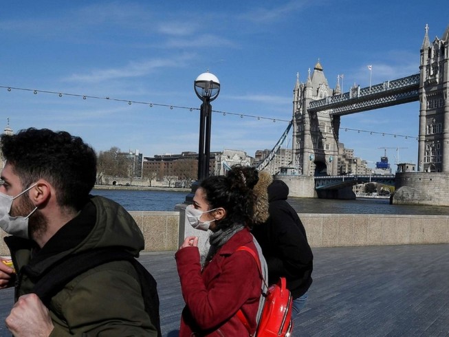 Người dân đi lại gần cầu London, Anh ngày 25-3. Ảnh: BBC