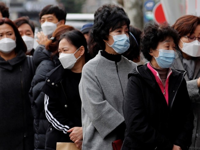 Người dân Hàn Quốc xếp hàng mua khẩu trang ở TP Daegu (Hàn Quốc) ngày 3-3. Ảnh: REUTERS